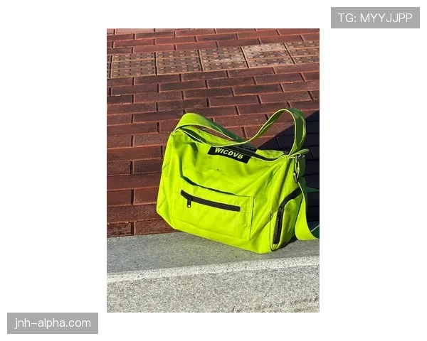 王昶拎着LV健身包进训练馆,队友背塑料袋那表情真绝了